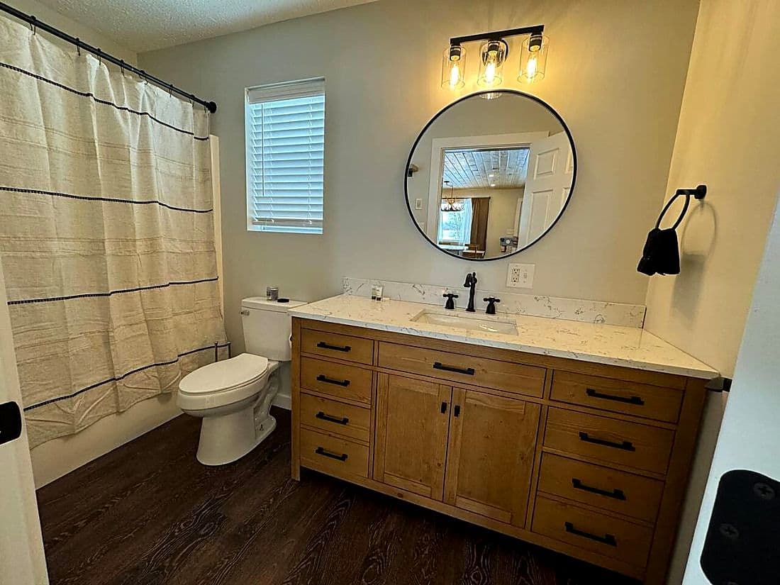 Two full baths at Eagles Landing Lakeside Cottages.