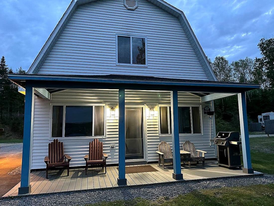 Porches and grills at Eagles Landing Lakeside Cottages.