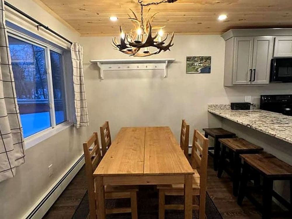 Room for everyone to eat at Eagles Landing Lakeside Cottages.