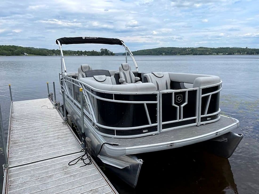 The pontoon at Eagles Landing Lakeside Cottages.